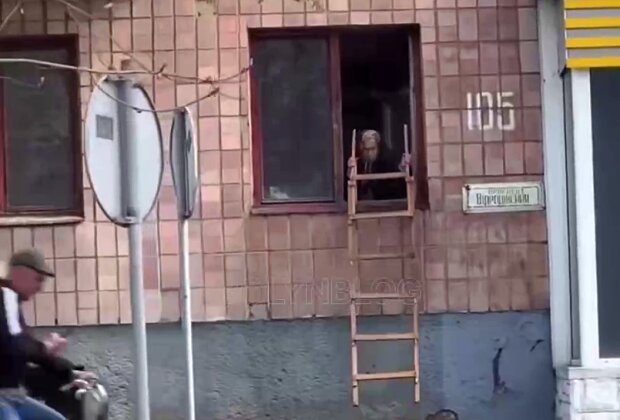 Бабуся у Луцьку заходить до квартири через вікно / фото: скріншот Youtube