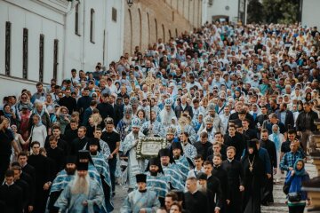 В Киево-Печерской лавре тысячи верующих отмечают престольный праздник монастыря