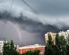 Бурхлива стихія занурила десятки українських міст у темряву