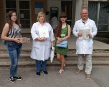 Тернопільські школярки зняли випускні сукні заради героїв в білих халатів