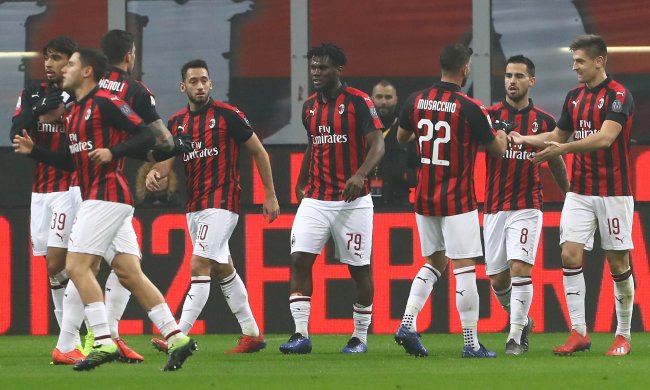 Милан разгромил Кальяри и вернулся в зону Лиги чемпионов: видео