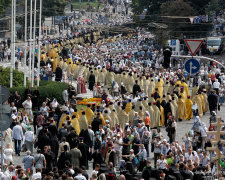 5 чудотворних ікон та мощі 19 святих: УПЦ терміново кличе усіх віруючих українців на Хресний хід