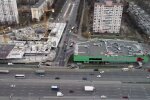 У Києві ТЦ "віджав" шматок дороги у водіїв - "Не помітили"