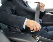 Ремень безопасности в салоне автомобиля