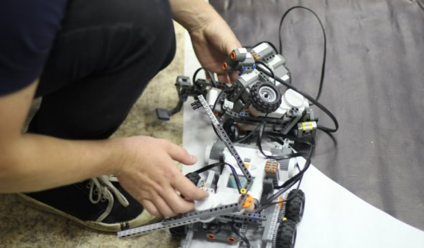 Киян навчать будувати роботів