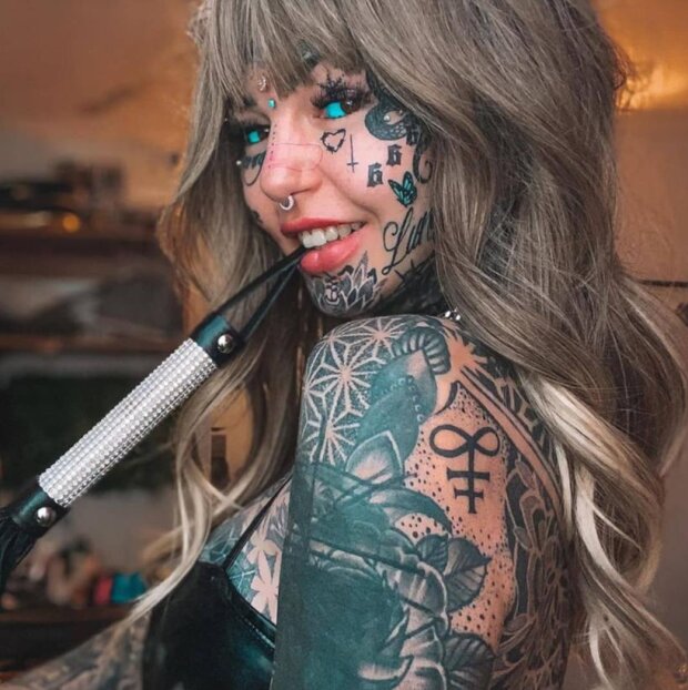 Красотка с татуировками на теле сонет от вагинального порева