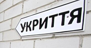 Модульное укрытие возле остановки общественного транспорта. Киев, август 2026