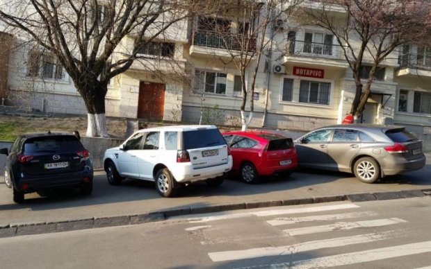 Тупой и еще тупее тупого: герои парковки оккупировали центральную улицу Киева
