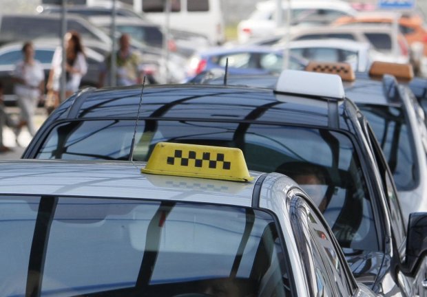 Вызов такси обошелся киевлянину в целую пенсию: "совсем *банулись"