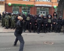 В Киеве активисты забросали булыжникаки в офис Ахметова и "Сбербанк России" (фото)