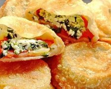 Вкусные домашние пирожки с помидорами и брынзой