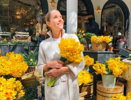 Осадчая с охапкой цветов встревожила украинцев: "Сама себе дарю..."