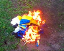 За підпал прапорів держави посадили трьох українців