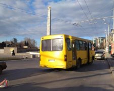 Суровые киевляне сами починили маршрутку и поехали дальше: фото