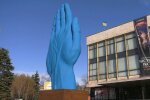 У Дніпрі вандали понівечили скандальний пам'ятник - на синій руці з'явився напис, який не можна читати дітям