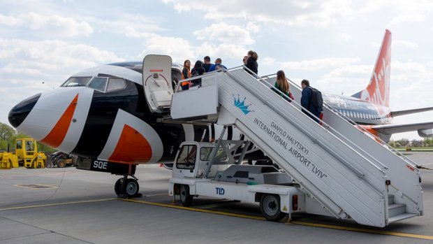 В аэропорту Львова сотни пассажиров оказались "в заложниках": что происходит
