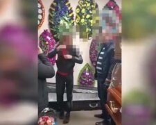 Парень заснул в гробу, кадр из видео