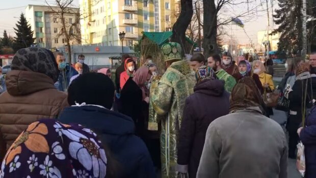 Верующим законы не писаны - украинцы с прутиками атаковали церкви на Вербное воскресенье