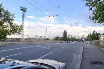 В Киеве из моста стянули молодую девушку, которой резко надоело жить