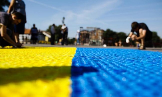 Братні народи: в Пітері активіста побили за український прапор