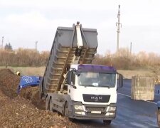 У Львові обпале листя перетворять на гроші - мільйони у нас під ногами