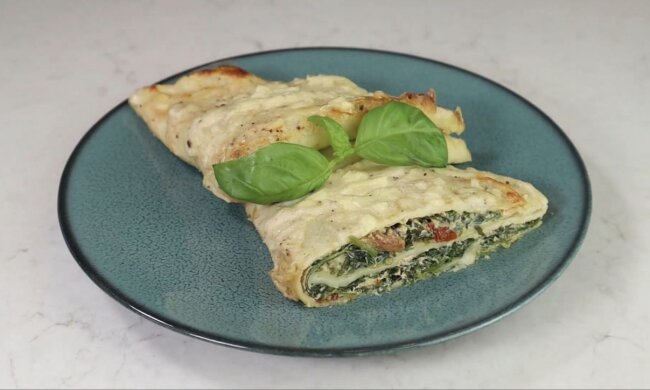 Млинці зі шпинатом під соусом бешамель: фото скрін Ютуб