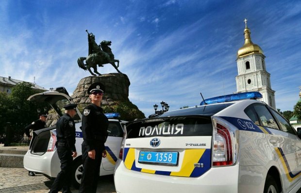 В Киеве "копы" похитили двух девушек: объявлен план "перехват"