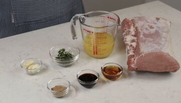 Свиняча вирізка з ананасом та чебрецем: фото скрін Ютуб