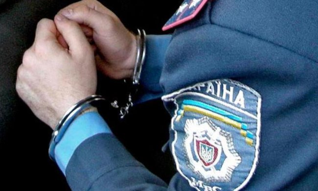 Двох міліціонерів заарештували за пограбування кафе-бару