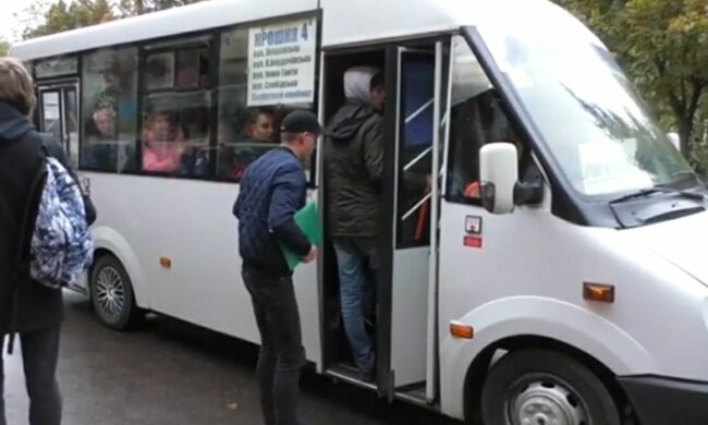 У Львові бидло-маршрутник викинув пасажирів за борт - "надихнули" дві пенсіонерки