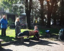 Львівські копи врятували дитину від п'яної матері: "Він просить їсти, а вона хропе на лавці"