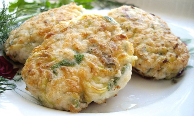 Готовим дома: сочные куриные котлеты с кабачком и рисом