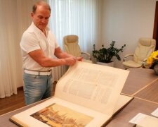 Медведчук показал Библию Гутенберга, фото пресс-служба политика