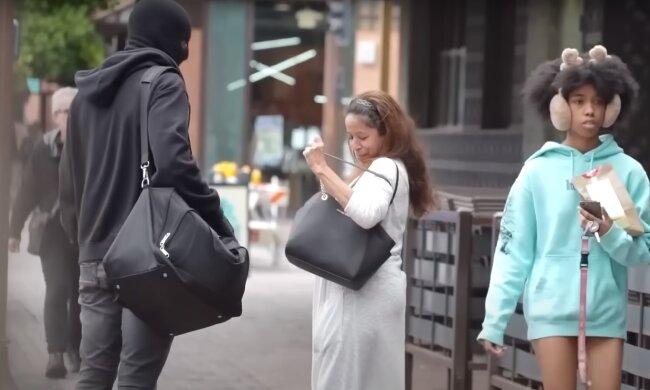 Грабитель на улице, скриншот: Youtube