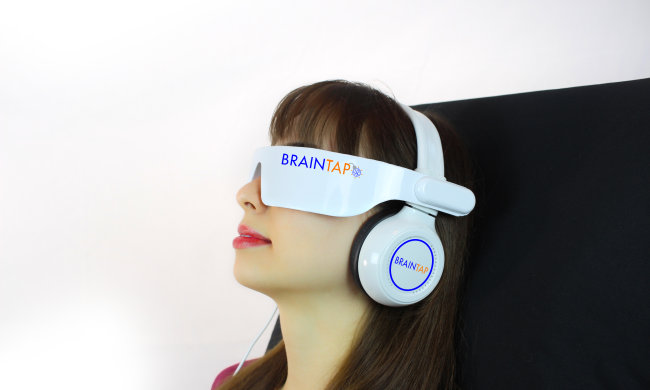 Вчені винайшли універсальну гарнітуру: позбавить психотравм, залежності і навіть зайвих калорій