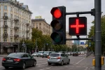 Новый сигнал светофора — красный крест