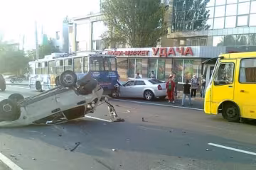 В Донецке Chrysler боевиков на огромной скорости влетел в "девятку" (фото)