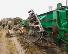 Вирвані колеса, зламані рейки: семеро вагонів розтрощило у Києві, старезні потяги не витримують