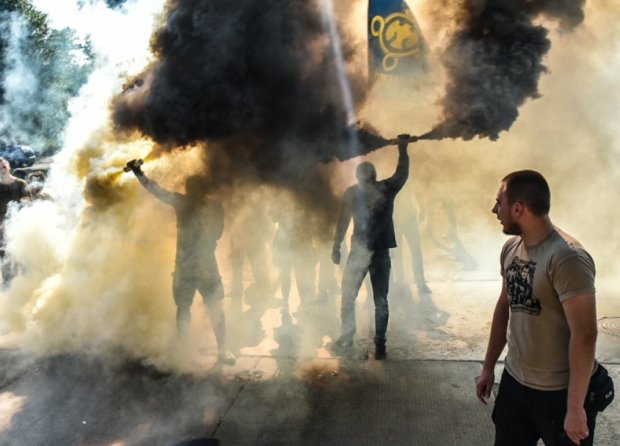 У центрі Києва активісти влаштували масовий протест, вулиці оповиті густим димом: відео