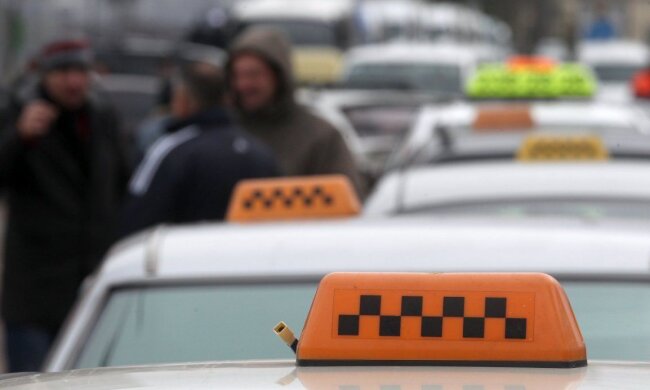 Харків'яни накинулися на нещасного таксиста через пляшку: кадри не для слабкодухих