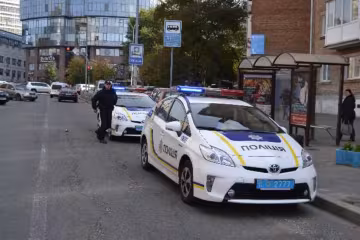 У Львові неадекват збив беззахисного малюка і втік, патрульні отетеріли: "Ледь витягли з машини"