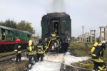 У Франківську потяг спалахнув на ходу, рятувальники не встигли - піна та попіл на рейках