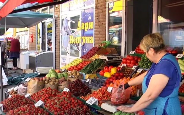 Ціни на ягоди та фрукти. Фото: скрін youtube
