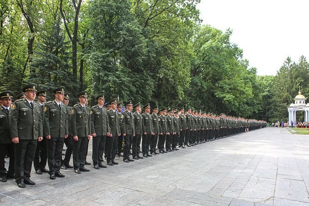 В МВД разберутся с харьковскими погонами: "посвящение в офицеры - вой любимца Путина