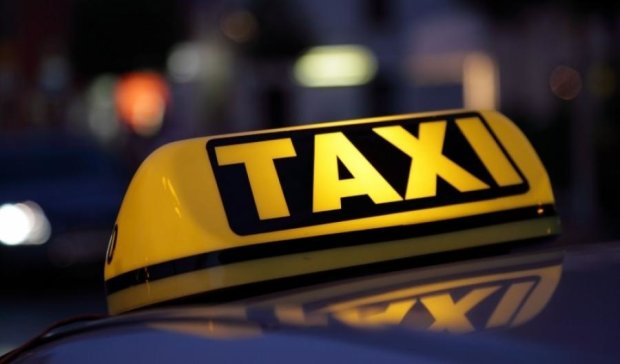 Київський таксист побив пасажирку
