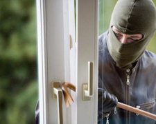 Пограбування століття: злодій заліз до машини українки і там заснув