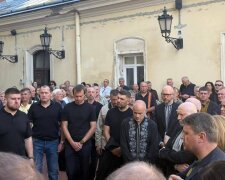 Другу добу до собору Святого Юра у Львові – нескінченний потік людей, які прийшли попрощатися з Андрієм Парубієм