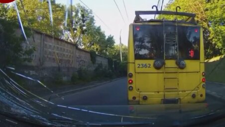Тролейбус "розвалився" у Києві, скріншот