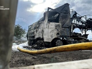 Пожар после атаки дронов в Бориспольском районе
