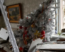 Елка в разрушенной россиянами квартире, фото: SERGEY BOBOK